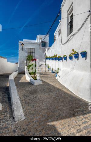 Pittoresca strada a Vejer de la Frontera, un bellissimo villaggio bianco nella provincia di Cadice, Andalusia, Spagna Foto Stock