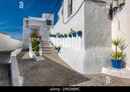 Pittoresca strada a Vejer de la Frontera, un bellissimo villaggio bianco nella provincia di Cadice, Andalusia, Spagna Foto Stock