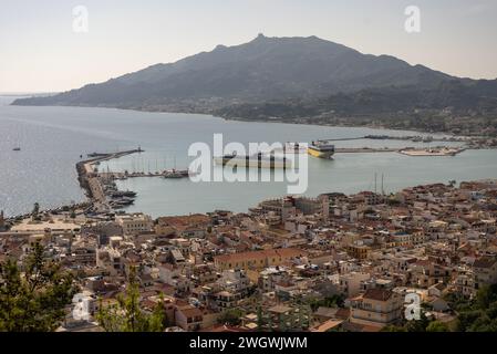 Porto della città di Zante visto dal punto di vista di bochali, Grecia. Città di Zante. Panorama della città di Zante Zante Zante in Grecia. Foto Stock