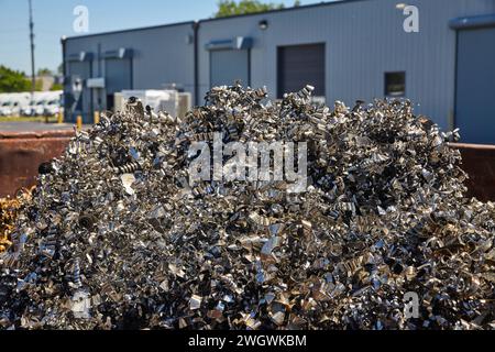 Scarti industriali in metallo ed esterni del magazzino alla luce del sole Foto Stock