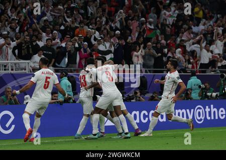 Doha, Qatar. 6 febbraio 2024. DOHA, QATAR - 06 FEBBRAIO: Yazan al-Naimat, Musa al-Taamari, Nizar al-Rashdan, Noor al-Rawabdeh giocatori della nazionale giordana festeggia dopo aver segnato un gol durante la semifinale di Coppa d'Asia AFC tra Giordania e Corea del Sud allo stadio Ahmad Bin Ali il 6 febbraio 2024 a Doha, Qatar credito: Sebo47/Alamy Live News Foto Stock