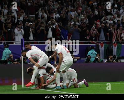 Doha, Qatar. 6 febbraio 2024. DOHA, QATAR - 06 FEBBRAIO: Yazan al-Naimat, Musa al-Taamari, Nizar al-Rashdan, Mahmoud al-Mardi giocatori della nazionale giordana festeggia dopo aver segnato un gol durante la semifinale di Coppa d'Asia AFC tra Giordania e Corea del Sud all'Ahmad Bin Ali Stadium il 6 febbraio 2024 a Doha, Qatar crediti: Sebo47/Alamy Live News Foto Stock