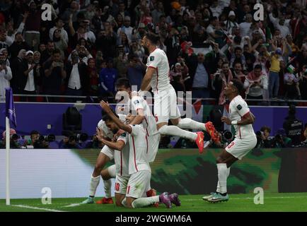 Doha, Qatar. 6 febbraio 2024. DOHA, QATAR - 06 FEBBRAIO: Yazan al-Naimat, Musa al-Taamari, Nizar al-Rashdan, Yazan al-Arab giocatori della nazionale giordana festeggia dopo aver segnato un gol durante la semifinale di Coppa d'Asia AFC tra Giordania e Corea del Sud allo stadio Ahmad Bin Ali il 6 febbraio 2024 a Doha, Qatar crediti: Sebo47/Alamy Live News Foto Stock