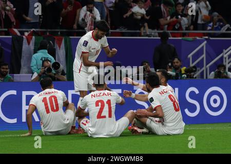 Doha, Qatar. 6 febbraio 2024. DOHA, QATAR - 06 FEBBRAIO: Yazan al-Naimat, Musa al-Taamari, Nizar al-Rashdan, Noor al-Rawabdeh giocatori della nazionale giordana festeggia dopo aver segnato un gol durante la semifinale di Coppa d'Asia AFC tra Giordania e Corea del Sud allo stadio Ahmad Bin Ali il 6 febbraio 2024 a Doha, Qatar credito: Sebo47/Alamy Live News Foto Stock