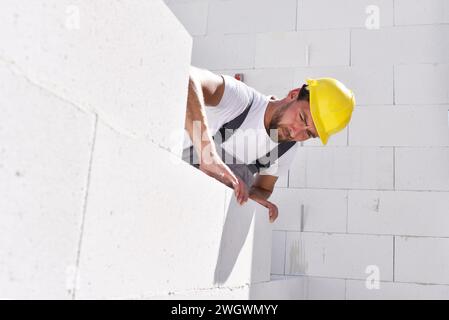 Professione lavoratore edile - lavorare su un sito di costruzione la costruzione di una casa residenziale Foto Stock