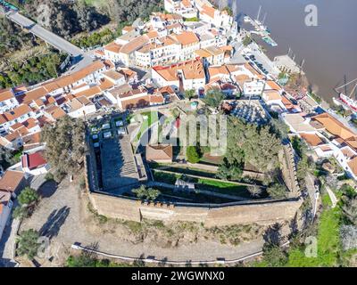 Vista aerea del castello di Alcoutim (Castelo de Alcoutim) nella città di confine di Alcoutim, Algarve, sulle rive del fiume Guadiana, al confine di P. Foto Stock