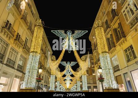 Decorazioni di luci natalizie a forma di angeli in via Larios, a Malaga, Andalusia, Spagna Foto Stock