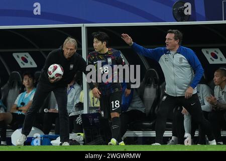 Doha, Qatar. 6 febbraio 2024. DOHA, QATAR - 06 FEBBRAIO: Jurgen Klinsmann, Lee Kang-in, Anders Herzog della Corea del Sud durante la semifinale della Coppa d'Asia AFC tra Giordania e Corea del Sud all'Ahmad Bin Ali Stadium il 6 febbraio 2024 a Doha, Qatar crediti: Sebo47/Alamy Live News Foto Stock