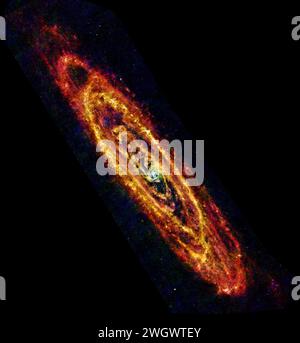 In questa nuova visione di Andromeda, nota anche come M31, galassia dell'osservatorio spaziale di Herschel, le fresche corsie delle stelle che formano le stelle sono rivelate nei minimi dettagli. La M31 è la più vicina galassia maggiore alla nostra via Lattea, a una distanza di 2,5 milioni di anni luce Foto Stock