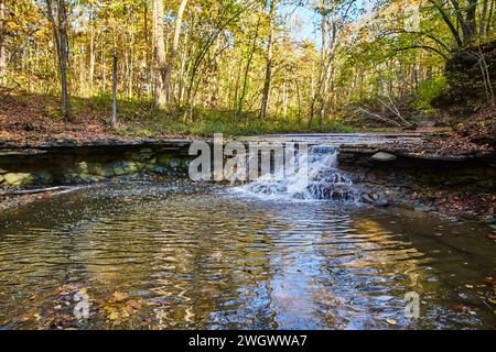 Cascata autunnale a Woodland Serenity, Hathaway Preserve - Vista a livello dell'occhio Foto Stock