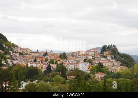 Veduta di Carovilli, una piccola cittadina italiana in provincia di Isernia in Molise Foto Stock