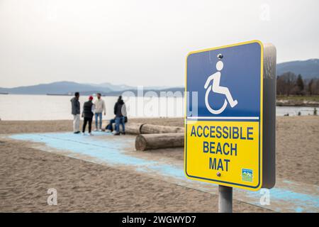 Vancouver, CANADA - 17 marzo 2023: Cartello con il tappetino per la spiaggia accessibile a English Bay Beach in giornata nuvolosa. Foto Stock