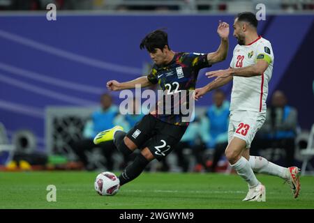 Doha, Qatar. 6 febbraio 2024. DOHA, QATAR - 06 FEBBRAIO: Seol Young-woo della Corea del Sud e Ihsan Haddad della Giordania durante la semifinale della Coppa d'Asia AFC tra Giordania e Corea del Sud allo stadio Ahmad Bin Ali il 6 febbraio 2024 a Doha, Qatar Credit: Sebo47/Alamy Live News Foto Stock