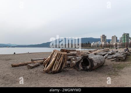 Vancouver, CANADA - 17 marzo 2023 : immagine di English Bay Beach in una giornata nuvolosa. English Bay è una baia aperta a nord-ovest della penisola di Burrard, nella British Columbia. IT Foto Stock