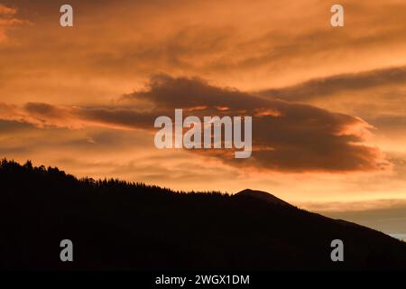 Alba con nuvole rossastre nelle Galdames Foto Stock