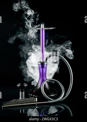 Hookah shisha viola fumo tubo di vetro Foto stock - Alamy