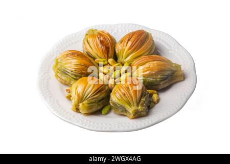 Baklava turco Midye (Baklava a forma di muschio) con polvere di pistacchio verde e crema al burro. Concettuale delle feste islamiche. Foto Stock