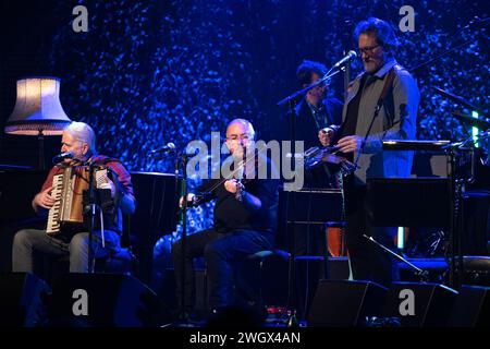 Glasgow, Scozia. ALY Bain, violinista delle Shetland e suonatore di fisarmonica Phil Cunningham, si sono esibiti presso la sala concerti di Glasgow alle Transatlantic Sessions 2024 come parte dei Celtic Connections. Continua il tour con Phil Cunningham. Foto Pauline Keightley/ Alamy. Foto Stock