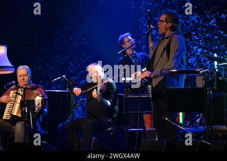 Glasgow, Scozia. Gennaio 2024. ALY Bain, violinista delle Shetland e suonatore di fisarmonica Phil Cunningham si sono esibiti presso la sala concerti di Glasgow alle Transatlantic Sessions 2024 come parte dei Celtic Connections. Continua il tour con Phil Cunningham. Foto Pauline Keightley/ Alamy. Foto Stock