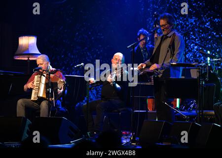 Glasgow, Scozia. ALY Bain, violinista delle Shetland e suonatore di fisarmonica Phil Cunningham, si sono esibiti presso la sala concerti di Glasgow alle Transatlantic Sessions 2024 come parte dei Celtic Connections. Continua il tour con Phil Cunningham. Foto Pauline Keightley/ Alamy. Foto Stock