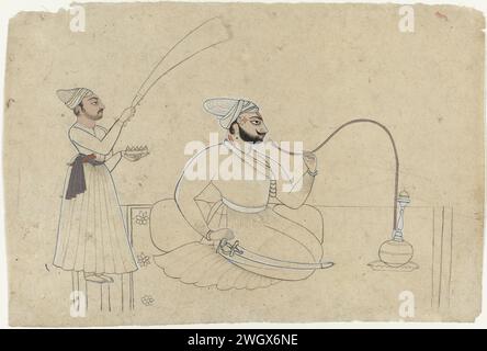 Ritratto di Ajmat dev van Mankot, un narghilè che fuma, dietro di lui un servo con un ventilatore, anonimo, c. 1720 - c. 1730 disegno. Carta Tank in miniatura indiana. pennello per pittura Foto Stock