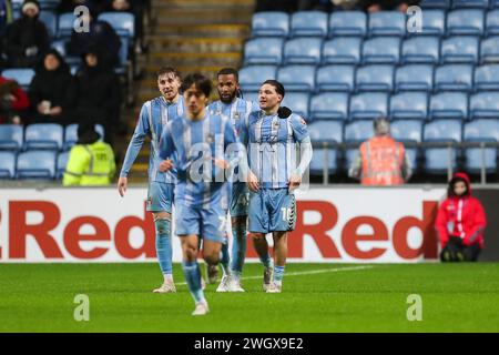 Coventry, Regno Unito. 6 febbraio 2024. Callum o'Hare, centrocampista del Coventry City (10) segna un GOL 2-1 e celebra il centrocampista del Coventry City Kasey Palmer (45) durante il Coventry City FC contro Sheffield Wednesday FC Emirates fa Cup 4th Round Replay alla Coventry Building Society Arena, Coventry, Inghilterra, Regno Unito il 6 febbraio 2024 credito: ogni secondo Media/Alamy Live News Foto Stock