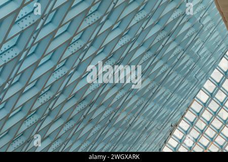 Seattle, Washington, USA-22 ottobre 2019: Forme geometriche e finestre nel soffitto della Seattle Public Library. Foto Stock