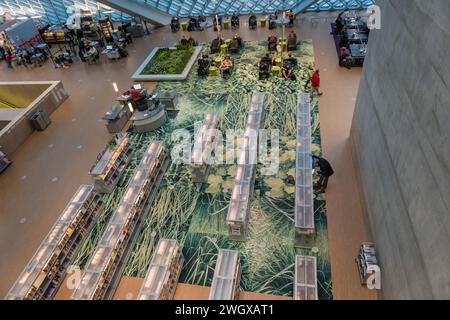 Seattle, Washington, US-22 ottobre 2019: Sala lettura presso la Seattle Public Library dall'alto con persone sedute a tavoli e sedie. Foto Stock