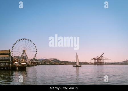 Lo skyline di Seattle con il quartiere Waterfront e la ruota panoramica in primo piano. Foto Stock