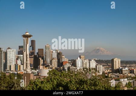 Skyline di Seattle con Space Need in primo piano e Mt. Ranier in lontananza. Foto Stock