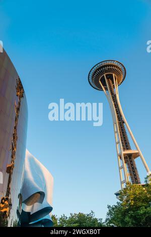 Seattle, WA, Stati Uniti - 5 luglio 2021: Vista dell'iconico Seattle Space Needle isolato all'ora d'oro contro il cielo azzurro. Foto Stock