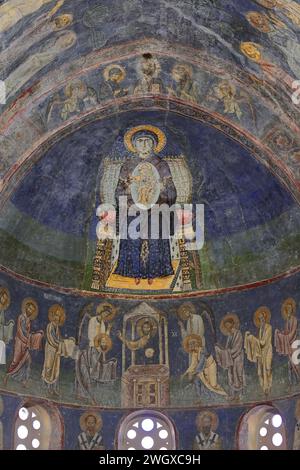 307 affresco della Vergine in trono che regge Cristo in una mandorla simile a uno scudo, abside della chiesa di Santa Sofia-Crkva Sveta Sofija. Ohrid-Macedonia del Nord. Foto Stock