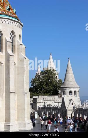 Torri e piastrelle al Bastione dei pescatori (Halaszbastya), Budapest Foto Stock