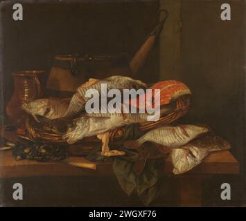 Natura morta con pesci, Abraham van Beyeren, c. 1650 - c. 1670 dipingere natura morta con pesci. Ci sono diversi tipi di pesce in un cesto che si trova su un tavolo, tra cui eglefino, pesce piatto e una mucca di salmone. Inoltre, cozze, un coltello, un barile di legno e una tanica marrone in terracotta. tela. pittura a olio (vernice) pesce; natura morta dei pesci Foto Stock