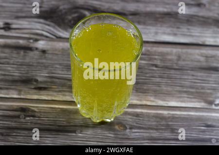 Bevanda analcolica all'ananas, bibite analcoliche all'ananas, bevanda gassata come rinfresco, servita fredda di solito con ghiaccio, messa a fuoco selettiva Foto Stock