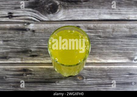 Bevanda analcolica all'ananas, bibite analcoliche all'ananas, bevanda gassata come rinfresco, servita fredda di solito con ghiaccio, messa a fuoco selettiva Foto Stock