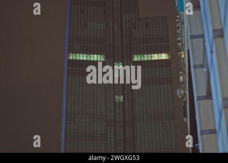 Bruxelles, Belgio. 5 febbraio 2024. Edificio illuminato. I grattacieli di Bruxelles. Luce nelle finestre di un grattacielo Foto Stock