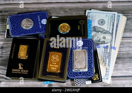 Cairo, Egitto, gennaio 29 2024: American Dollars Bill, BTC, Sam, Swiss Gold pure Gold, Nagm ad-DIN, fine Silver ounces Bars, Islamic pound and Sexei Foto Stock