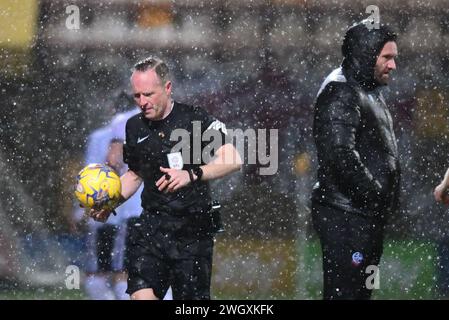 L'arbitro David Rock (arbitro della partita) ferma la partita in campo non giocabile durante la partita Sky Bet League 1 tra Cambridge United e Bolton Wanderers al Cledara Abbey Stadium di Cambridge martedì 6 febbraio 2024. (Foto: Kevin Hodgson | mi News) crediti: MI News & Sport /Alamy Live News Foto Stock