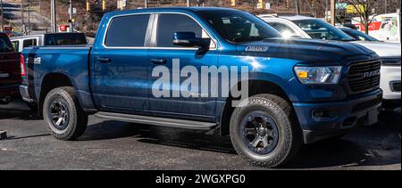 Un pick-up Dodge RAM 1500 a quattro porte in vendita presso una concessionaria Foto Stock