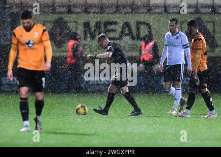 L'arbitro David Rock (arbitro della partita) ferma la partita e prende la palla prima di prendere la decisione di abbandonare la partita durante la partita Sky Bet League 1 tra Cambridge United e Bolton Wanderers al Cledara Abbey Stadium di Cambridge martedì 6 febbraio 2024. (Foto: Kevin Hodgson | mi News) crediti: MI News & Sport /Alamy Live News Foto Stock