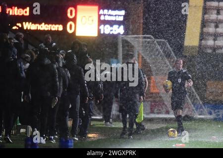 L'arbitro David Rock (arbitro della partita) ferma la partita dopo 9 minuti durante la partita Sky Bet League 1 tra Cambridge United e Bolton Wanderers al Cledara Abbey Stadium di Cambridge martedì 6 febbraio 2024. (Foto: Kevin Hodgson | mi News) crediti: MI News & Sport /Alamy Live News Foto Stock