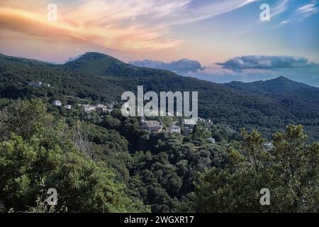 Corsica, un villaggio tradizionale in montagna, con una cappella Foto Stock