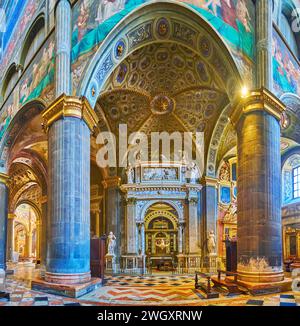 CREMONA, ITALIA - 6 APRILE 2022: Interni riccamente decorati della Cattedrale di Santa Maria Assunta con affreschi, intagli in pietra, sculture e altare del Santo Foto Stock