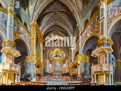 CREMONA, ITALIA - 6 APRILE 2022: Interno panoramico della cattedrale medievale di Santa Maria Assunta con affreschi, intagli, sculture, modanature e intagli Foto Stock