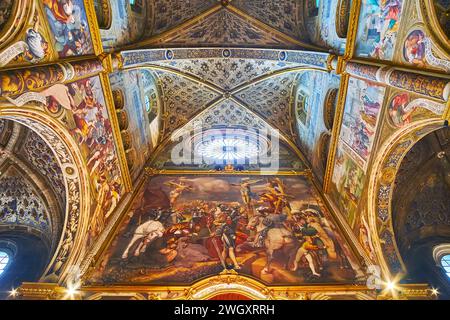 CREMONA, ITALIA - 6 APRILE 2022: Il dipinto sulla controfacciata della Cattedrale di Santa Maria Assunta, raffigurante scene di Resurezione, deposizione e crusi Foto Stock