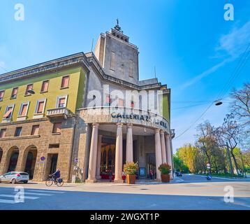 CREMONA, ITALIA - 6 APRILE 2022: Galleria XXV aprile esterno con alte colonne e una torre dell'orologio, Cremona, Italia Foto Stock