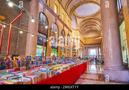 CREMONA, ITALIA - 6 APRILE 2022: Interno della storica Galleria XXV aprile con bancarelle del mercato del libro, Cremona, Italia Foto Stock