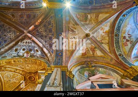 CREMONA, ITALIA - 6 APRILE 2022: Gli affreschi medievali sulla volta della Cattedrale di Santa Maria Assunta, Lombardia, Italia Foto Stock