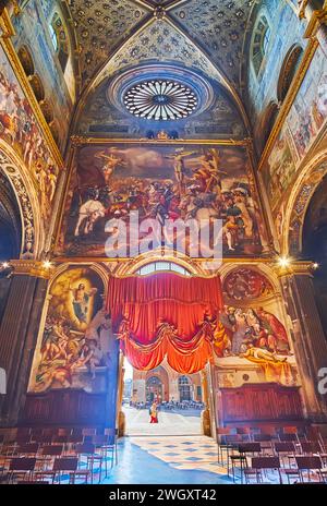 CREMONA, ITALIA - 6 APRILE 2022: Gli affreschi colorati sulla controfacciata della Cattedrale di Santa Maria Assunta con scene di Resurezione, deposizione e Foto Stock